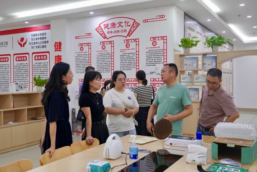 介绍服务职工健康工作 摄影 乔梦霞.jpg